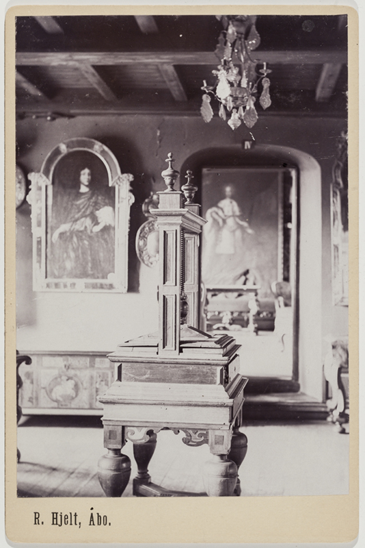 Turun linna, huone 95; liinanpuristin, lautasliinaprässi; sisäkuva