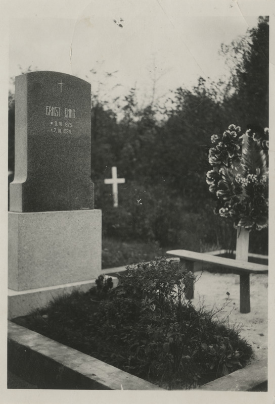 Ernst Enno hauasammas Haapsalu vanal kalmistul