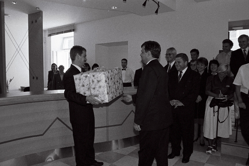 Hoiupanga Viljandi harukontori renoveeritud hoone avamine. Hoiupanga juhatuse esimees Olari Taal.