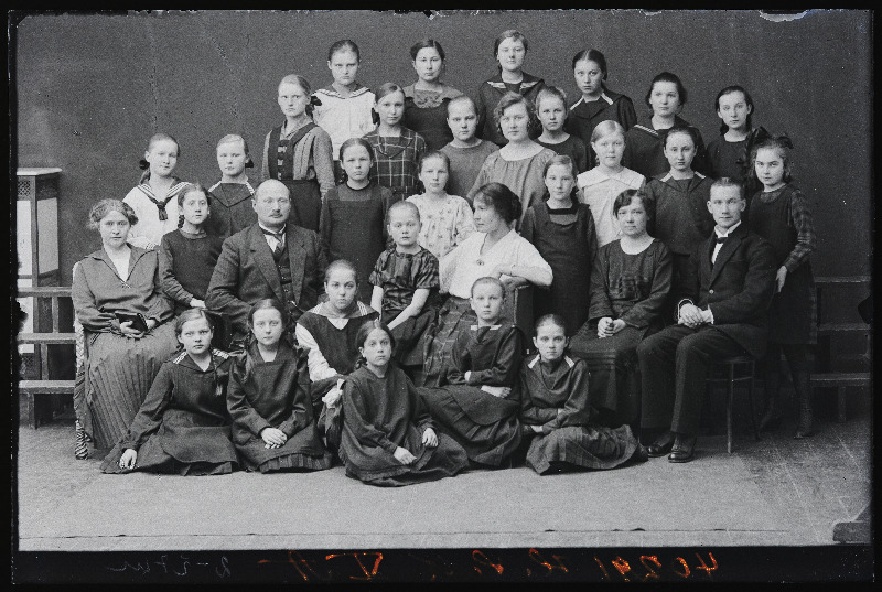 Viljandi Eesti Haridusseltsi Tütarlaste Gümnaasiumi V a klass.