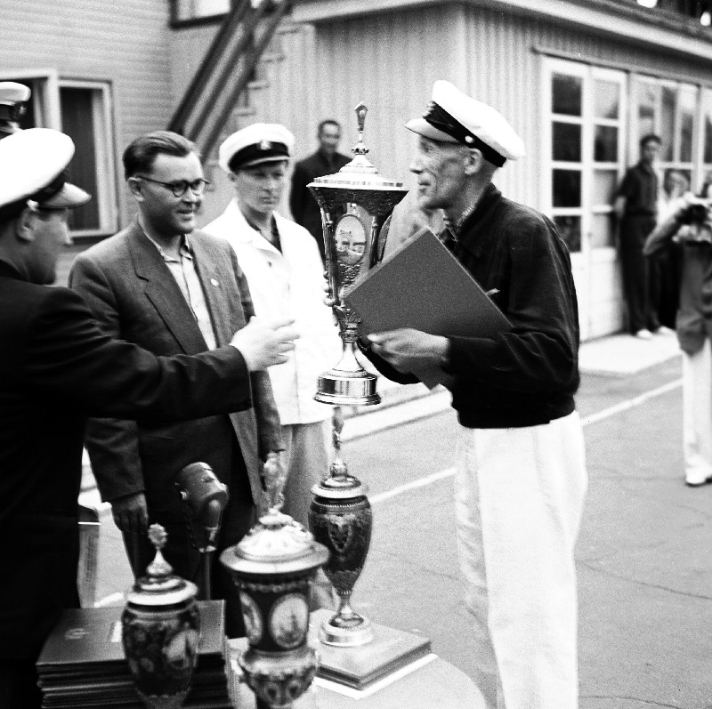 Purjespordivõistluste võitjate E. Kusmanovi autasustamine. Vasakult teine ENSV Kehakultuuri- ja spordikomitee esimees B. Tolbast.