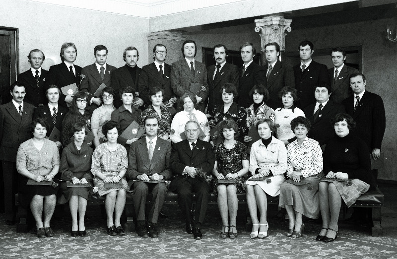 Eesti NSV Ülemnõukogu Presiidiumis autasustatud komsomolitöötajad ja aktivistid: Urve Alandi, Viktor Bodrenkov, Jüri Ehasalu, Pjotr Fjodorov, ELKNÜ Keskkomitee EÜE staabiülem Igor Jakobson, TRÜ filosoofia kateedri dotsendi kohusetäitja Paul Kenkmann, ELKNÜ Keskkomitee teine sekretär Vladimir Kuznetsov, Mare Landra, Ants Liimets, Riita Luukas, Sulev Lääne, Valter Martoja, ELKNÜ Võru Rajoonikomitee esimene sekretär Silvi Mets, ELKNÜ Kohtla-Järve Rajoonikomitee esimene sekretär Maie Nisu, Elle Ott, Enno Parik, Ants Pau, Valentina Popova,  jätkub: ELKNÜ Tartu Linnakomitee esimene sekretär Andres Raa, Veikko Raagmets, Maie Reimann, Liilia Reinsalu, Tiina Roosmaa, Maret Rüütel, Niina Siitam, Mari Suurväli, ELKNÜ Keskkomitee esimene sekretär Indrek Toome (I reas vasakult 4.), Urve Torbek, ELKNÜ Viljandi Rajoonikomitee esimene sekretär Jüri Ümarik. Esireas keskel Eesti NSV Ülemnõukogu Presiidiumi esimees J. Käbin, II reas vasakult 1, Eesti NSV Ülemnõukogu P