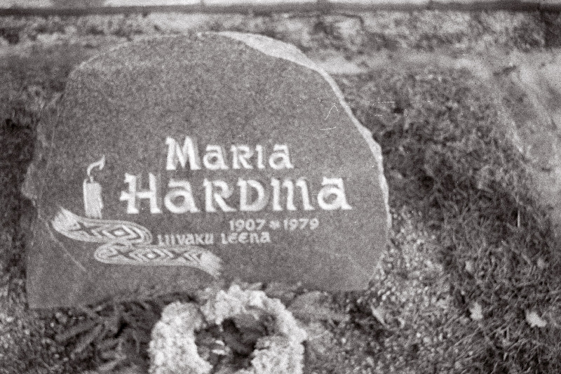 Taidlusetleja Maria Hardma (Liivaku Leena) hauakivi Pärnamäe kalmistul.
