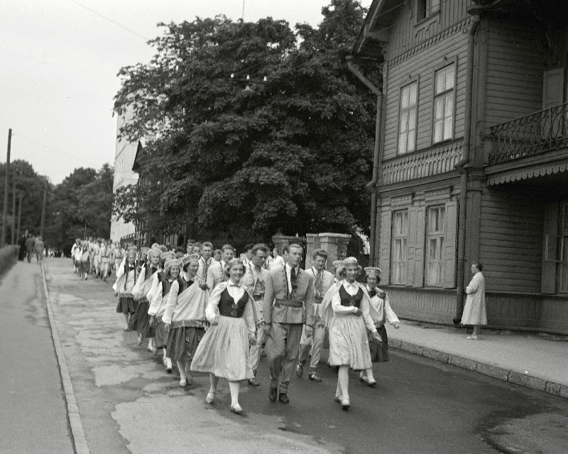 Külalislauljad Lätimaalt Eesti NSV  XV üldlaulupeo rongkäiku minemas.