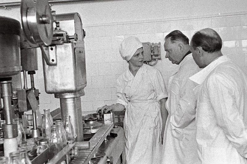 Eestimaa Kommunistliku Partei Keskkomitee esimene sekretär, NSV Liidu Ülemnõukogu Liidunõukogu saadikukandidaat J. Käbin Viljandi Piimatoodete Kombinaadis villimismasina operaatori Virve Laosega vestlemas.