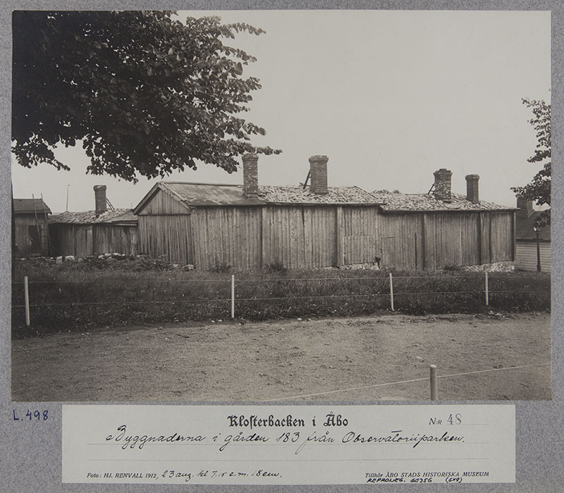 Luostarinmäki; sarjasta Klosterbacken i Åbo nro 48; tontti 183 vartiovuoren puistolta kuvattuna