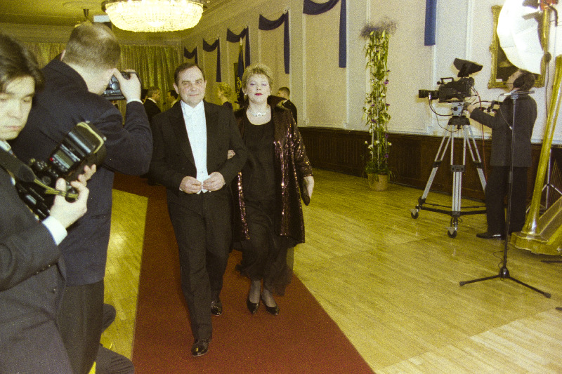 Peaminister Mart Siimann abikaasaga Eesti Vabariigi aastapäeval presidendi vastuvõtul Estonia Teatris.