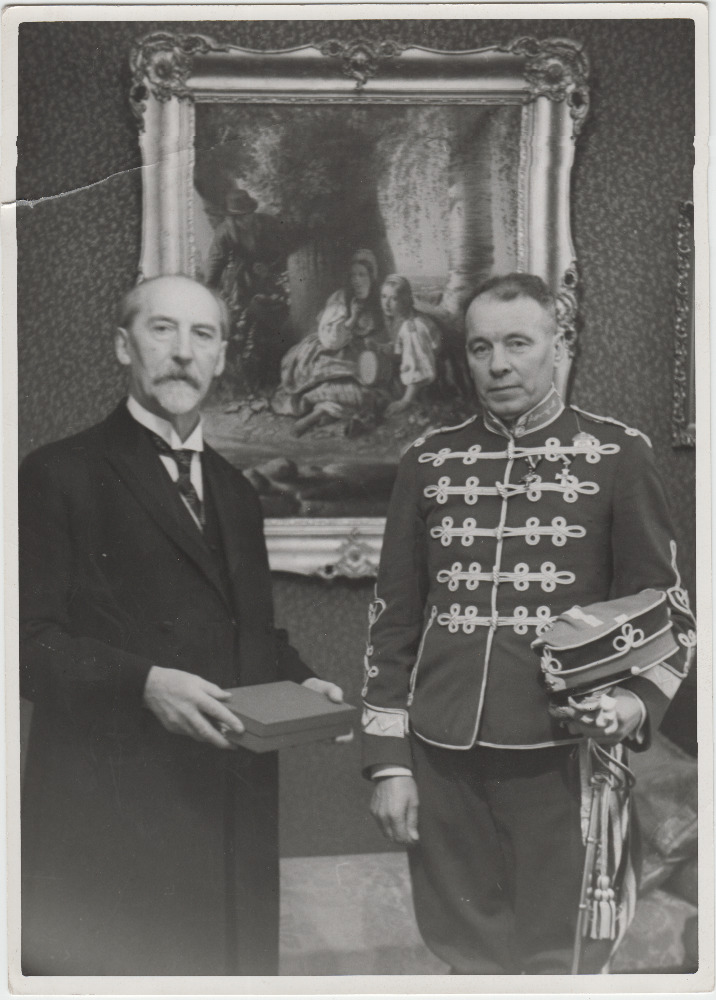 Kindral Gustav Jonson president Konstantin Pätsi esindajana õnnitlemas Jaan Tõnissoni ilmselt tema 70. juubelil Tõnissoni kodus