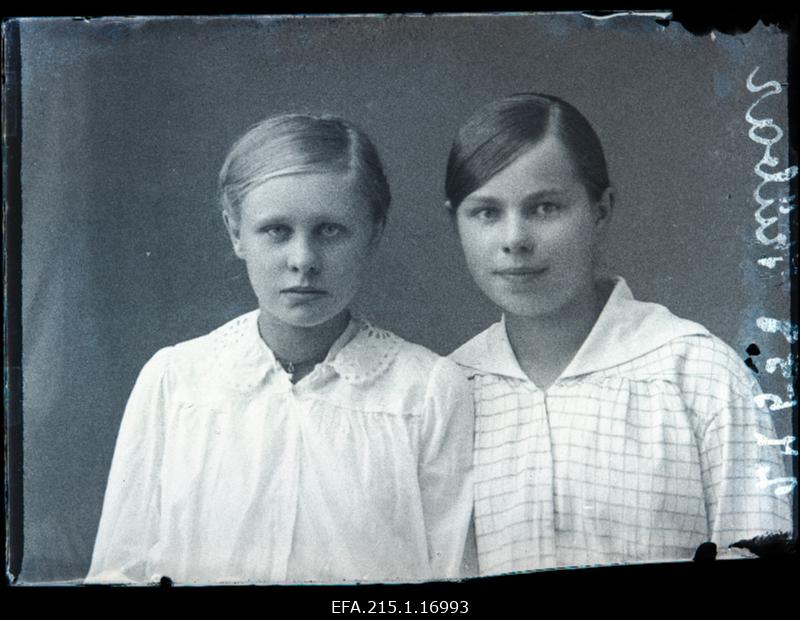 Kaks tütarlast, (foto tellija Kübar).