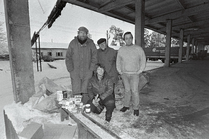 Saksamaalt saadetud toiduabi kohaletoojad (vasakult) Rendsburgi linna esindaja Uwe Meise, autojuht Tovild Aasen, pastor Peter Holborn ja Deiter Semmelhad.