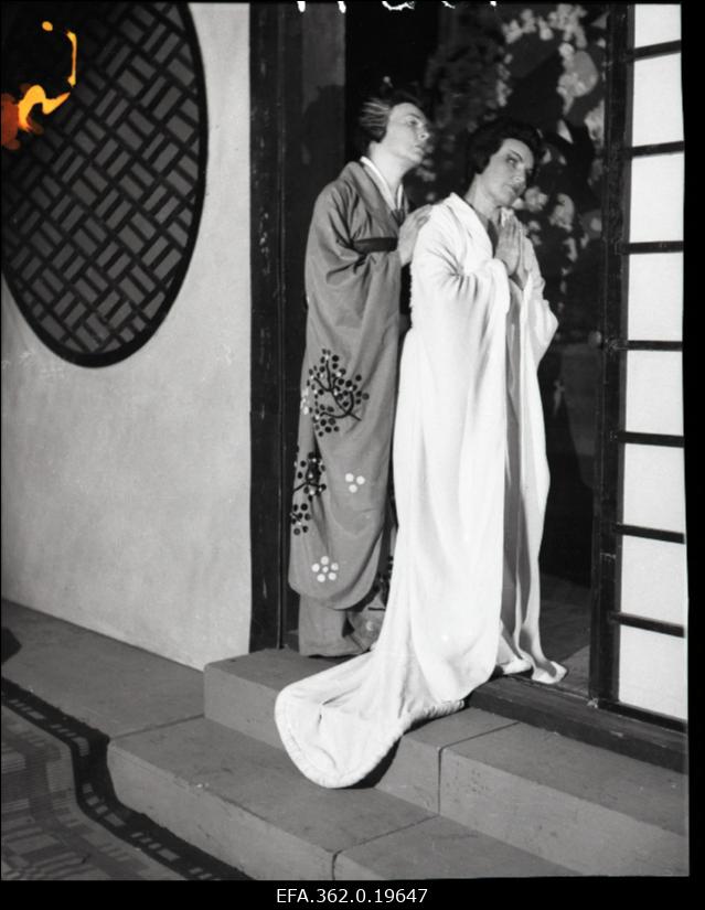 Stseen G. Puccini ooperist Madame Butterfly teatris Estonia. Madame Butterfly - Elsa Maasik.
