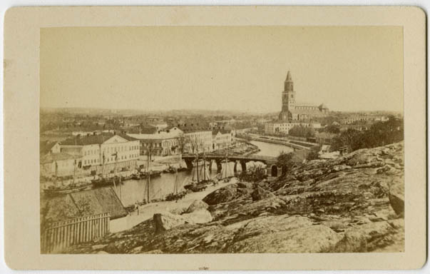 Vy från Samppalinna mot Aurabron och Domkyrkan i Åbo.