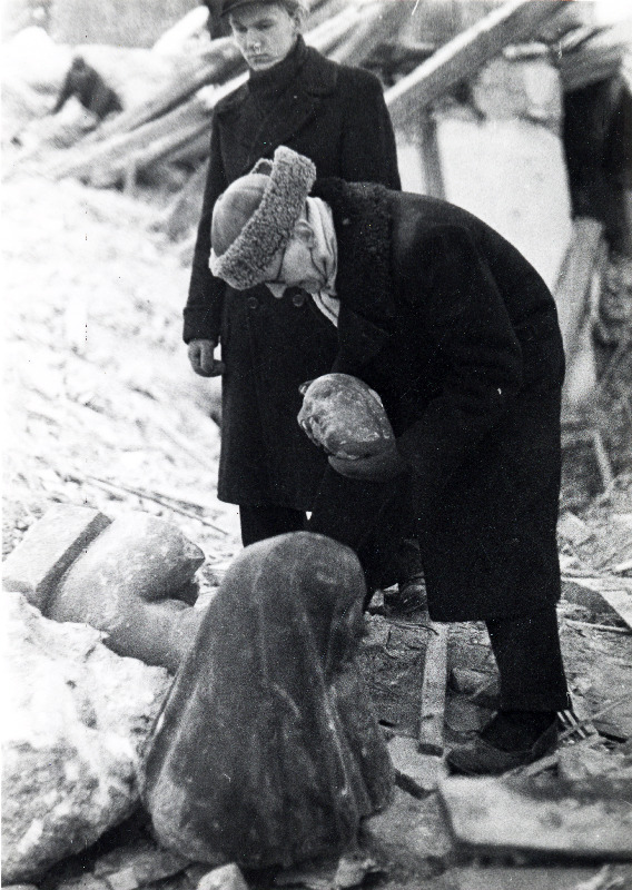 27. jaanuari 1943.a pommirünnakus kannatada saanud Tartu Kunstimuuseumi kunstivarade päästetöödel. Muuseumi juhataja V. Erm purunenud skulptuure tõstmas.