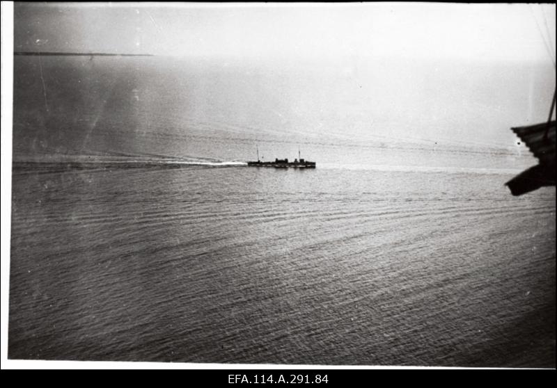 Mereväe I aastapäeva 21.dets.1919.a. puhul kingitud album. Vambola, Lembitu, Lennuk, väiksemad laevad, nende meeskonnad.