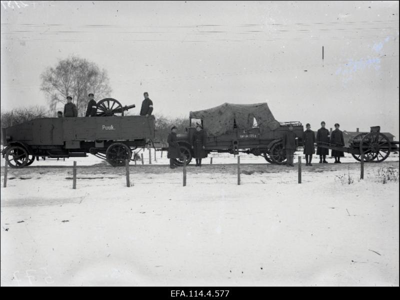 Soomusautode Kolonni suurtükkide autod meekondadega.