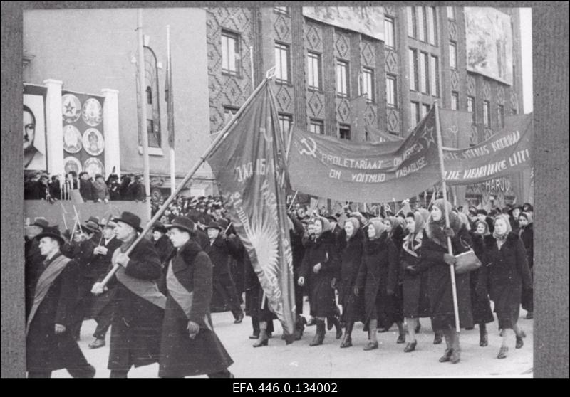 Töötajate rongkäik Suure Sotsialistliku Oktoobrirevolutsiooni XXIII aastapäeval.