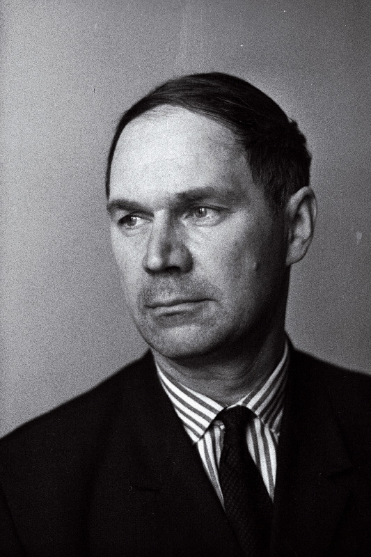 Okas, Evald - Eesti NSV Riikliku Kunstiinstituudi professor, autasustatud Lenini ordeniga.