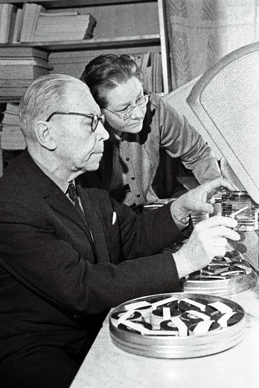Eesti NSV territoriaalse patendifondi peabibliograaf Ellen Kask ja insenerikonsultant Freidrich Olbrei ettevõtetele teatmematerjali otsimas.