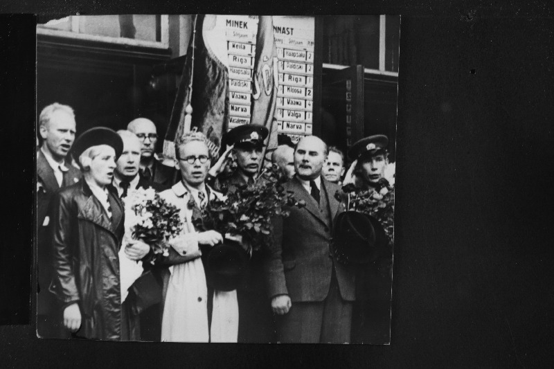 ENSV Riigivolikogu delegatsioon Moskvast Tallinna saabumisel. Vasakult: 1. Georg Abels, 2. N.Tihhanova, 3. J.Lauristin, 4. P.Keerdo, 5. J.Vares, 6. H.Kruus.