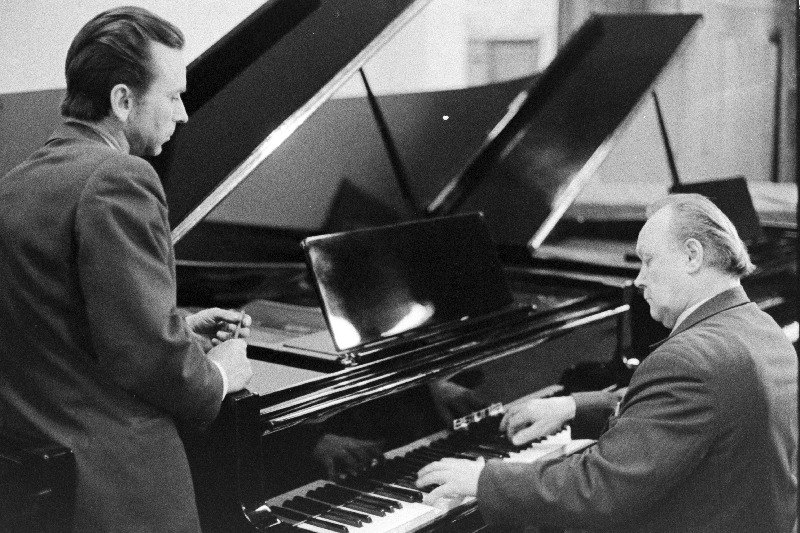 Tallinna Klaverivabriku pianist-akustik Artur Kurmet (paremal) ja vaneminsener Raul Valmür klaveri akustilisi omadusi kontrollimas.