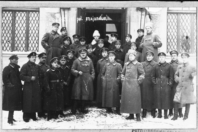 Vabadussõda. 2.Jalaväepolgu majandusjaoskonna ohvitserid, ametnikud ja allohvitserid Stomersees (Stameriena). Keskel seisab (sinelil karakull krae) polgu majandusülem alamleitnant Richard Maim