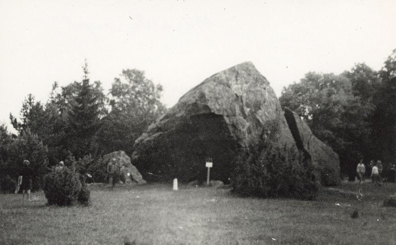 Eesti Geograafia Seltsi Lahemaa-Kõrvemaa ekskursioonist osavõtjad Kasispea külas Jaani-Tooma Suurkivi juures.