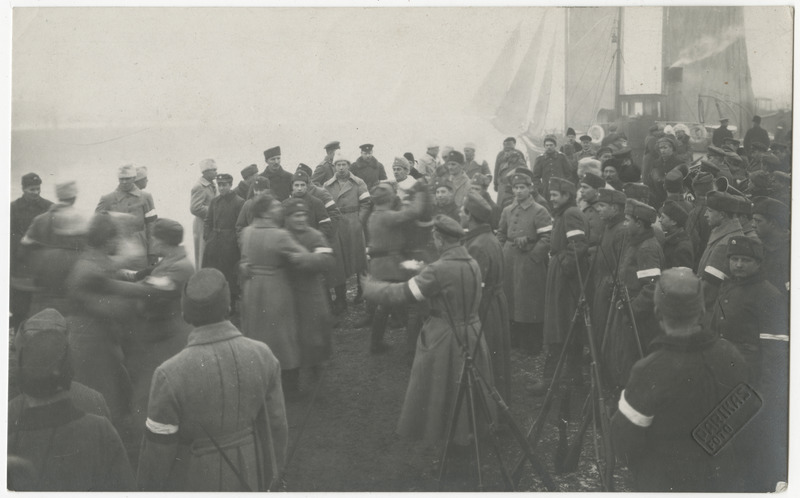 Vabadussõda, 1. Soome vabatahtlike salga (Ekströmi pataljon) sõdurid sadamas tantsimas pärast Tallinnasse saabumist
