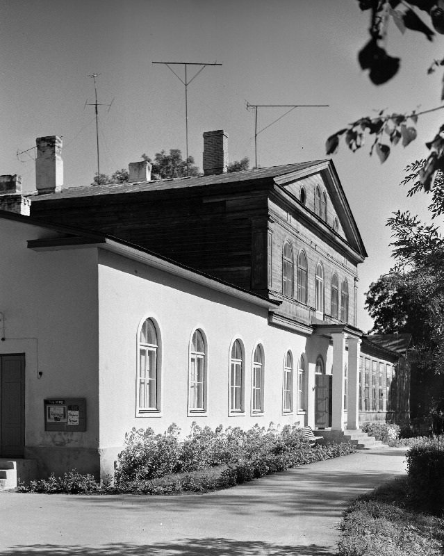 Triigi sovhoosi kontorihoone välisvaade.