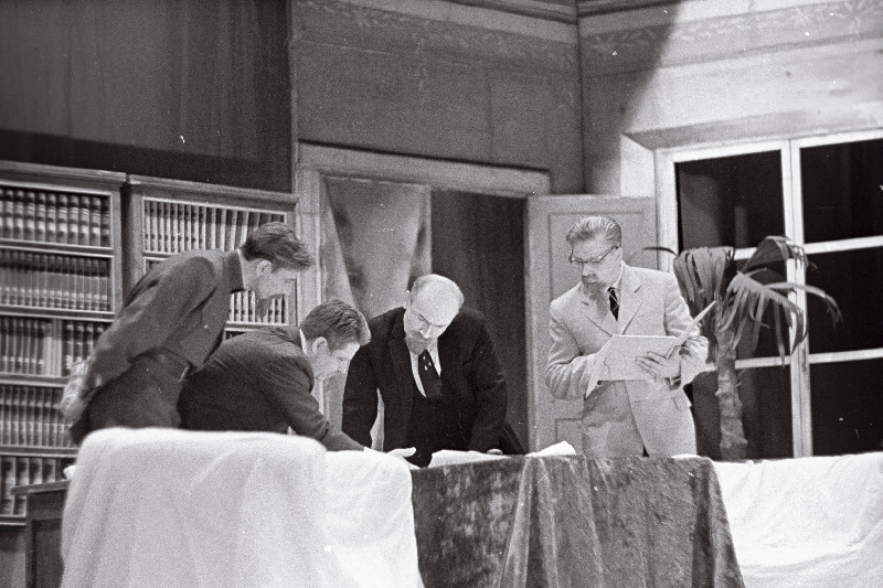 Stseen N. Pogodini näidendist "Kremli kellad" Sillamäe Rahvateatris, (vasakult) Dzeržinski - D. Poskakuškin, Zabelin - P. Surõgin, Lenin - V. Romanov ja Glagolev - A. Zibas.