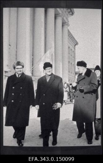 Eesti NSV-sse külaskäigule saabunud Soome Vabariigi president Urho Kaleva Kekkonen (keskel), Eesti NSV Ülemnõukogu Presiidiumi esimees Aleksei Müürisepp (vasakul) ja Tartu Riikliku Ülikooli rektor Feodor Klement TRÜ peahoone ees.