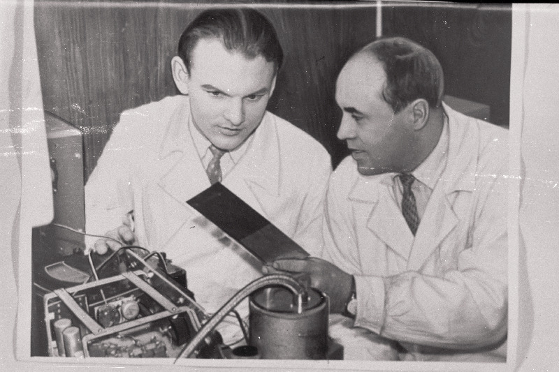 Tallinna Kontrollmõõteriistade Katsetehase peakonstruktor J. Palsinski (vasakul) ja elektroonikainsener Ü. Rätsep uut paksusemõõtjat välja töötamas.