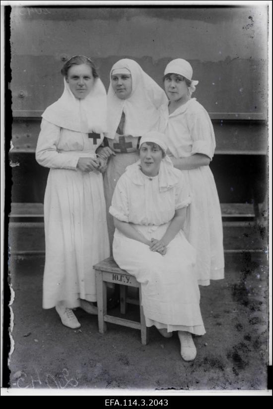 Vabadussõda. Eesti Punase Risti evakuatsioonipunkti halastajaõed Pihkvas. Vasakult: seisavad - [Anna?] Tiirik, Helmi Kümmel, Erikson, istub Neydorf (Neidorf).