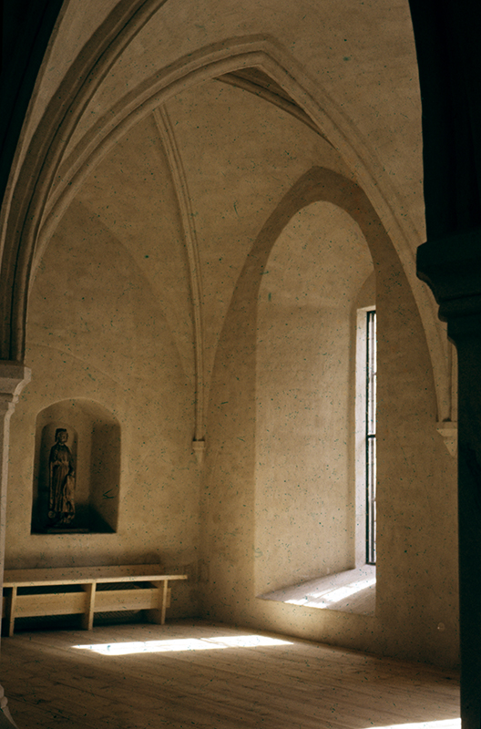 Turun linna, kuninkaan sali, pyhimysveistos ja penkki sekä ikkuna; sisäkuva