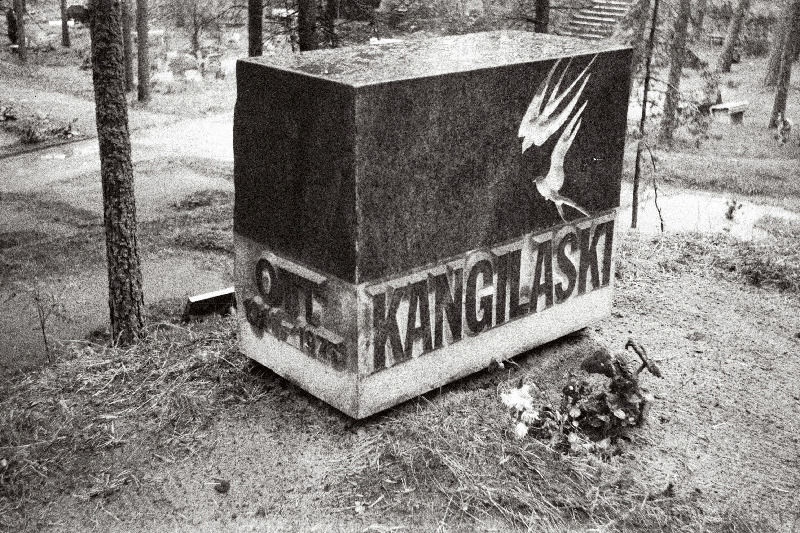 Graafiku ja publitsisti Ott Kangilaski hauakivi Metsakalmistul.