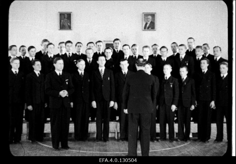 Viljandi gümnaasiumi ja kaubanduskeskkooli meeskoor esineb dirigent Joosep Saare juhatusel.