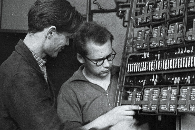 Masinaehitustehase Ilmarine automaatikajaoskonna brigadir V. Kums (vasakul) ja brigaadi liige T. Tamm katlaautomaatika juhtkilbi monteerimisel.
