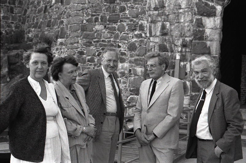 Savonlinna rahvusvahelise ooperifestivali raames toimunud graafik Vive Tolli tööde näituse avamine. Vasakult: Vive Tolli, L. Virtanen, E. Rantanen ja Enn Põldroos.