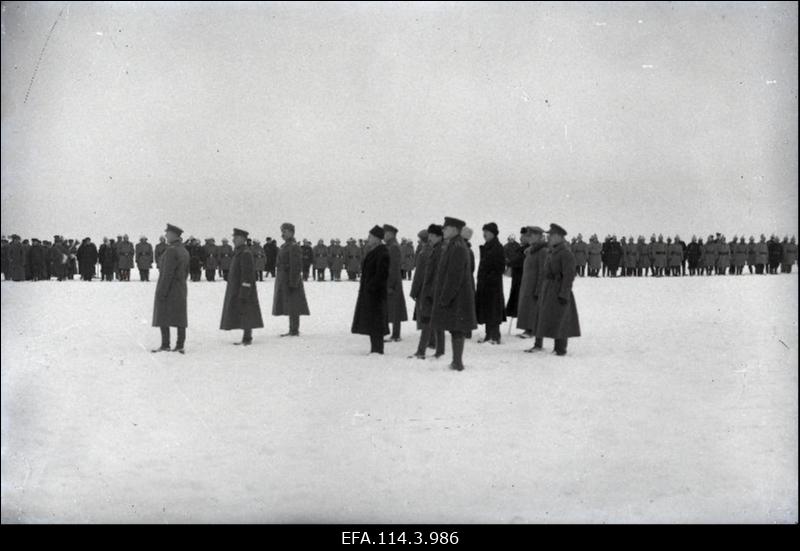 Vabadussõda. Sõjavägede ülemjuhataja kindralmajor Johan Laidoner kõnelemas laadaplatsil linna vabastamise 1.aastapäeva paraadil. Rivis linna tuletõrjujad.