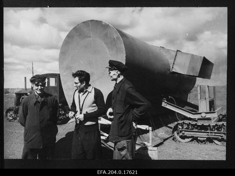 Tootsi Turbabriketitööstuse traktorist R. Tibar (vasakul), konstruktor G. Meliksetjan ja masinapargi ülem A. Ollino uue pneumaatilise vallitaja PVP-6M juures.