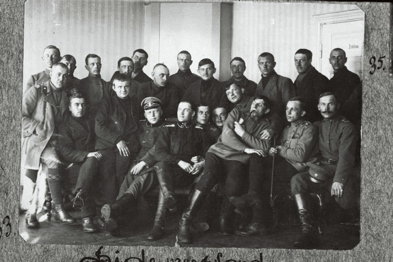 Vabadussõda. 6.Jalaväepolgu staabikirjutajad Ruhjas (Rujiena). Esireas keskel (jalg üle põlve) polgu adjutant leitnant Aleksander Kulbusch (Kulgver), tema paremal käel ajalehe Pärnu Postimees toimetaja ja sõjakirjasaatja Johannes Viik.