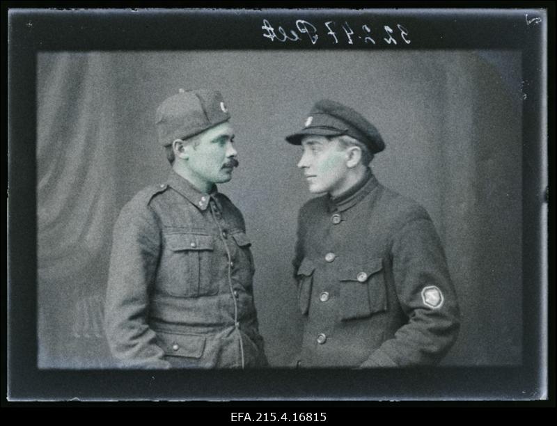 Kaks sõjaväelast, (foto tellija Pelt).