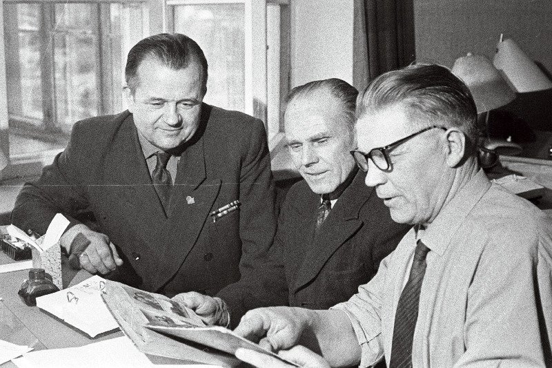 27. laskurpolgu suurtükivarustuse remonditöökoja endised relvameistrid Herbert Laugas (vasakul), Feliks Hoovi ja Artemi Elvelt.