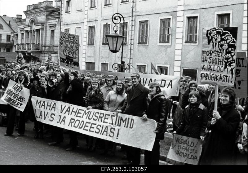 Üliõpilaste sõpruspäevade solidaarsusmiiting TRÜ peahoone ees.