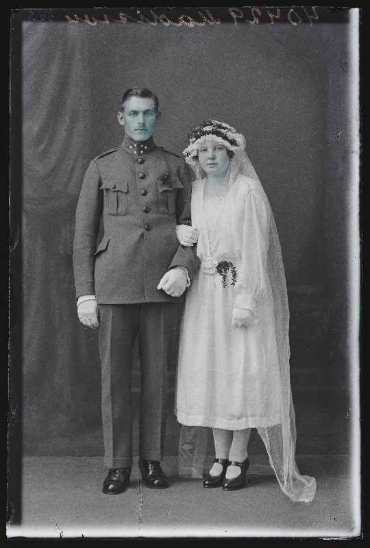Noorpaar, sõjaväelane Madisson abikaasaga.