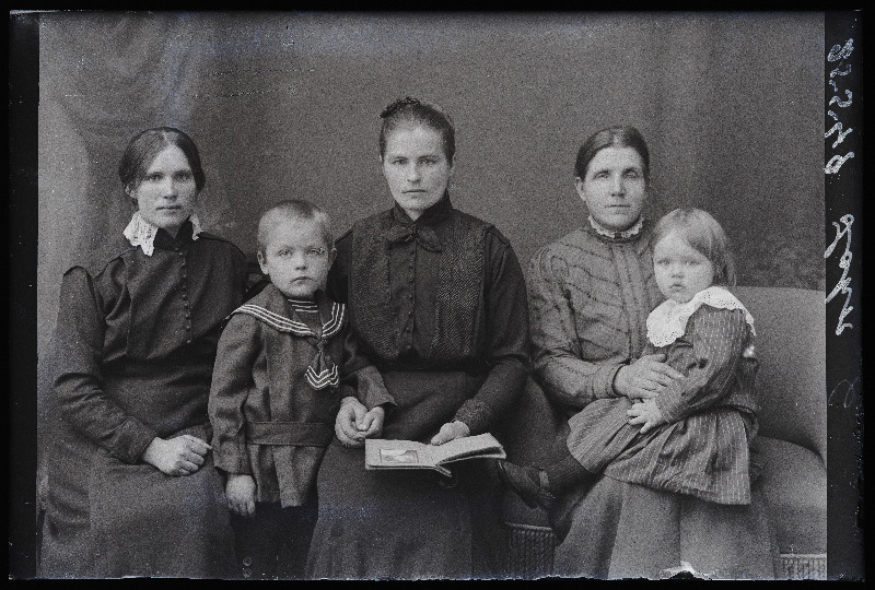 Naised lastega, (foto tellija Lohk).