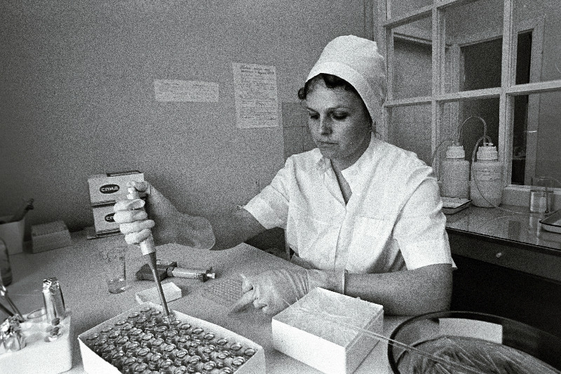 V.I. Lenini nim. Kohtla-Järve Põlevkivikeemia Tootmiskeemia polikliiniku AIDSI laboratooriumi laborant Valentina Nikoljeva.