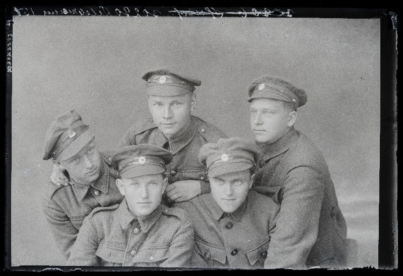 Grupp sõjaväelasi, (foto tellija Veldemann).