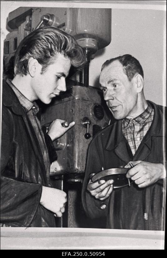 Tartu Aparaaditehase kuuenda kategooria instrumentaallukksepp Tartu linnanõukogu saadik August Pastak (paremal) juhendab Karl Pastakut.