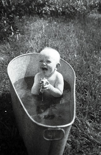 Laps õues vannis.