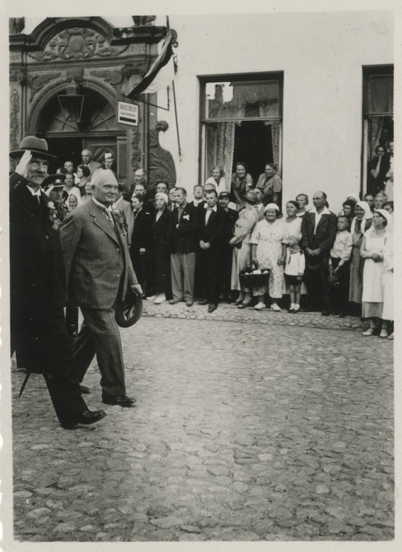 Pehr Evind Svinhufvud ja eesti riigivanem K.Päts sammuvad üle Tallinna Raekoja platsi raekotta, foto